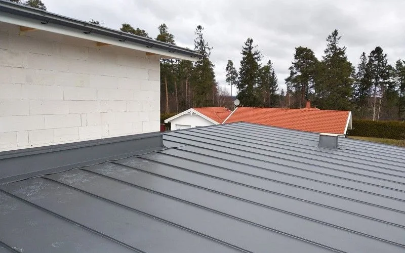 18. Taklaggning av pulpettak pa garage intill villa