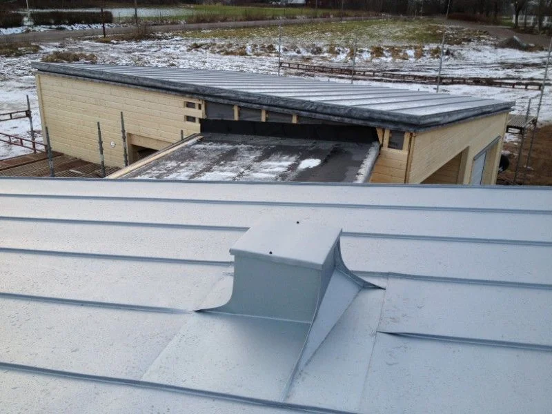 6. Nylaggning av aluminiumtak pa sjonara bastu