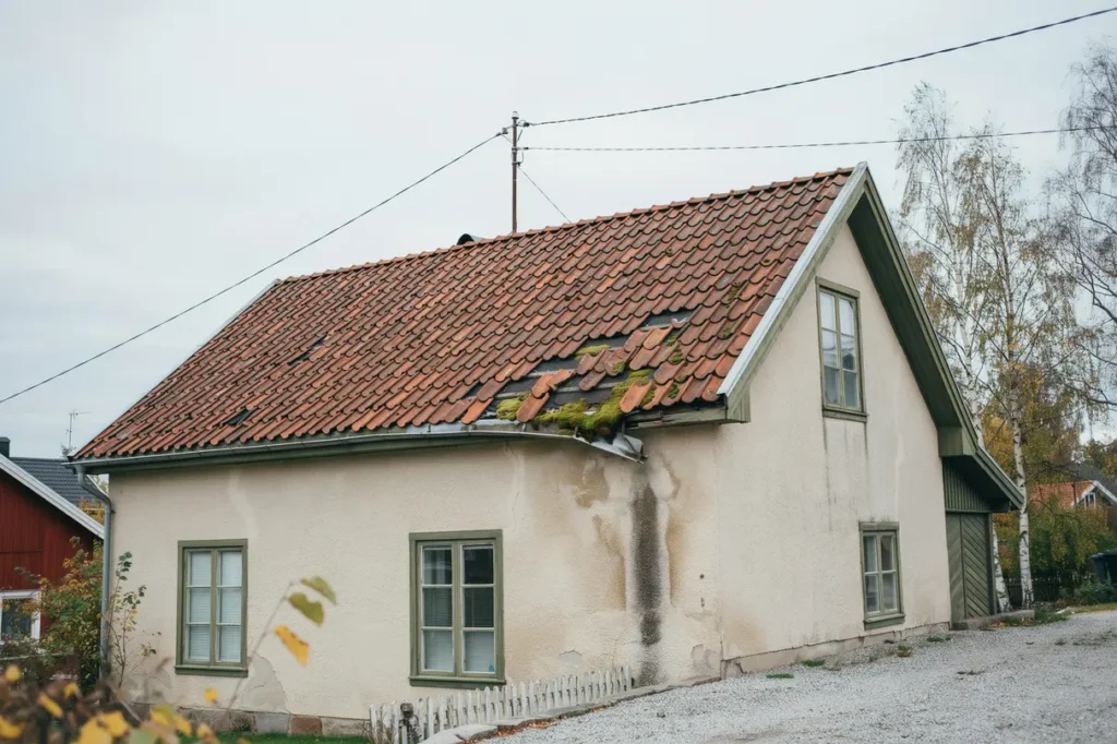 tecken p att ditt tak beh ver renoveras innan sm skador blir dyra problem