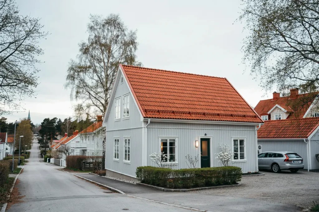 takoml ggning med nya tegelpannor p villa i onsala