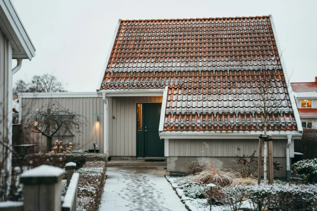installera sn rasskydd p r tt s tt skydda entr uteplats och f rbipasserande i vinter
