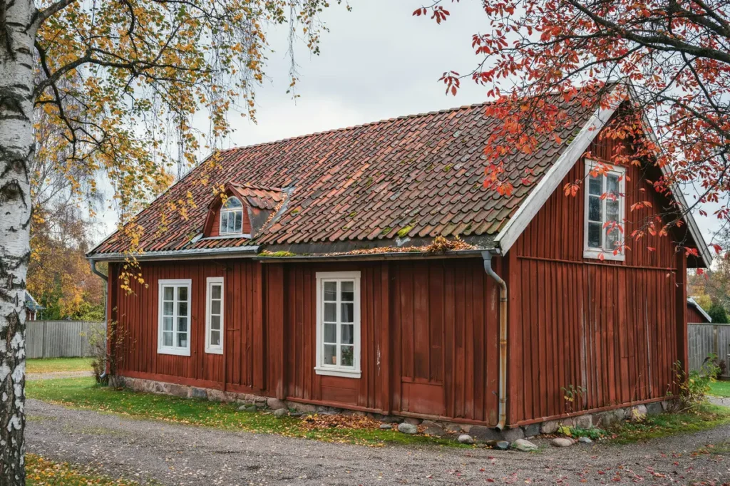l ven faller p taket i oktober s undviker du fukt stopp i avrinningssystemet och on diga skador